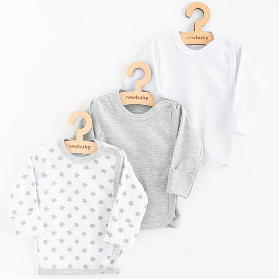 New Baby Classic II Uni baba ingecske, 50-es méret, 100% pamut, fehér, csillagos és szürke színekben. Kényelmes viselet!