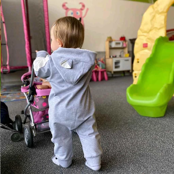 praktikus és divatos csecsemőknek.|||Divatos kék kapucnis kezeslábas New Baby
