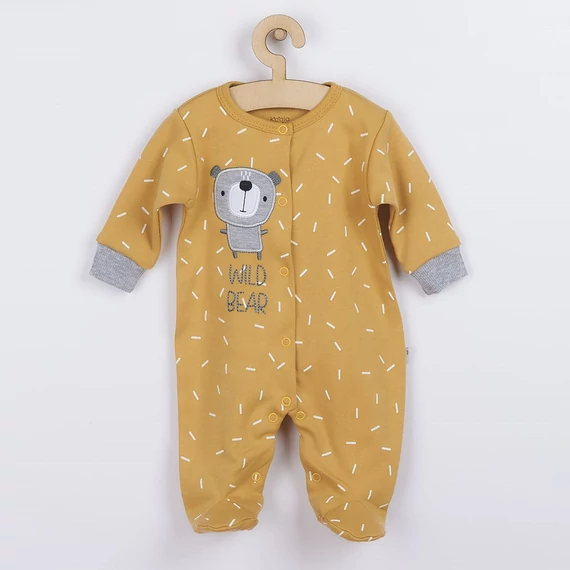 KOALA 56-os méretű, pamut baba kezeslábas, aranyos Wild Bear mintával, patentos záródással. Kényelmes és stílusos!