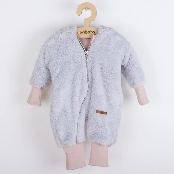 New Baby szürke téli kapucnis kezeslábas 62-es méretben, puha Wellsoft anyag, kényelmes és praktikus öltöztetéshez.