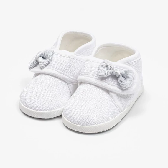 New Baby fehér tépőzáras cipő 3-6 hónapos babáknak, rugalmas talppal a kényelmes járásért. 100% poliészter.