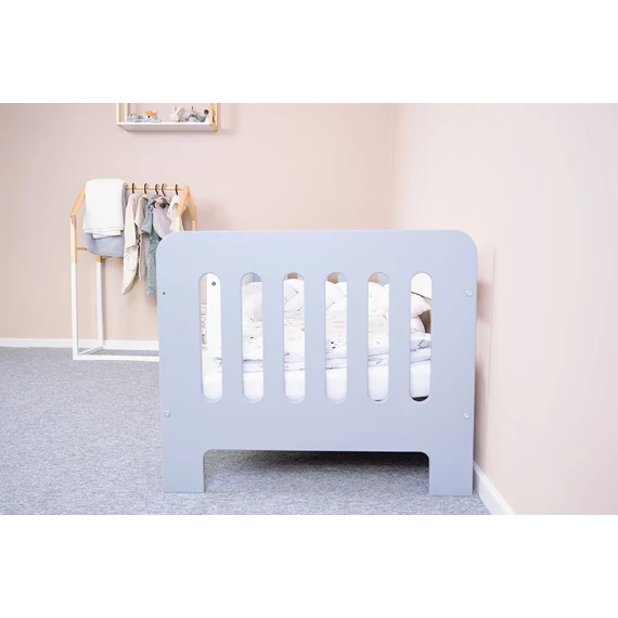 biztonságos és kényelmes alvást biztosít.**|||New Baby szürke gyerekágy