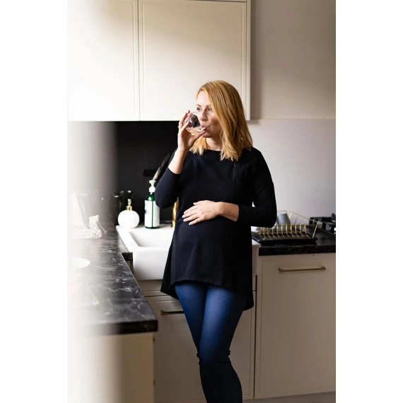 Fekete Mommy Milk & Love kismama tunika, L méret, légáteresztő anyag, diszkrét szoptatásra tervezve.