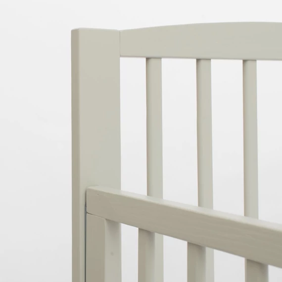 biztonságos és kényelmes alvást biztosít.|||New Baby szürke fából készült kiságy