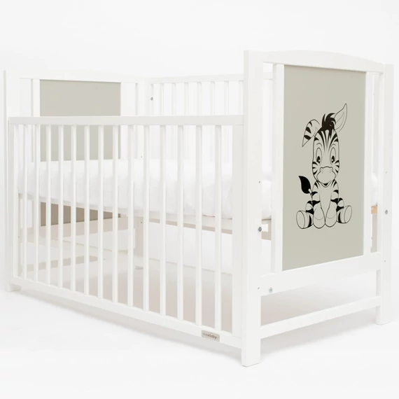 New Baby fából készült kiságy, állatmintás, lehúzható oldalrendszer, 120x60 cm, 3 magassági szint. Biztonságos és kényelmes!