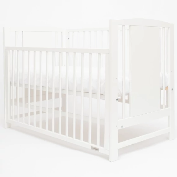 Fehér New Baby kiságy, 125x64x85 cm, lehúzható rács, 3 magassági szint, biztonságos fenyőfa anyag.