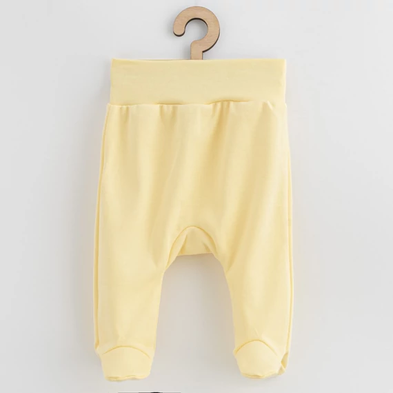 New Baby sárga lábfejes nadrág 68-as méretben, puha 100% pamut, kényelmes és rugalmas derékpánttal.