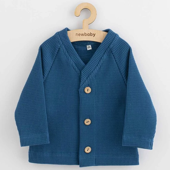 New Baby kék elegáns baba kabát 80-as méretben, V-nyakkal és fa gombokkal, ideális mindennapi és alkalmi viseletre.