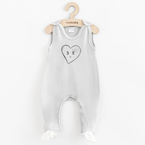 New Baby Szivecske pamut rugdalózó, praktikus patentos nyitással, képekkel díszítve, kényelmes viselet babáknak.