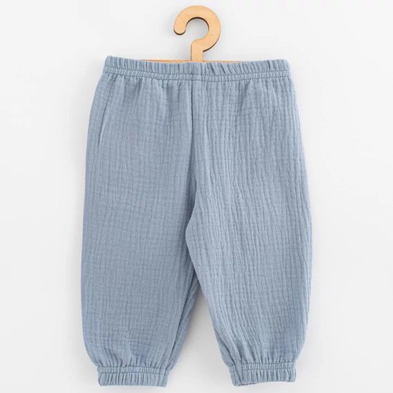 New Baby 62-es kék muszlin gyerek nadrág, kényelmes, modern dizájnnal, OEKO-TEX 100. Tökéletes mindennapi viseletre.