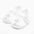 New Baby fehér szatén cipő 6-12 hónapos babáknak, kényelmes és divatos, csipkés, tépőzáras kialakítással.